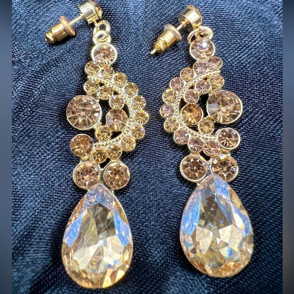 NIB Radiant Gold & Zircon Teardrop Necklace & Earring Jewelry Set - Picture 4 of 14